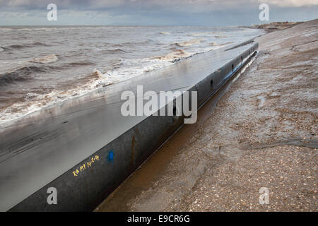 Rossall, Fleetwood, Oktober 2014. Am Rossall Promenade Breakwater Thornton-Cleveleys, Großbritannien, wird eine neue Küstenverteidigungsmauer errichtet. Der Beginn der Arbeiten zum Bau einer neuen Meeresabwehr in Rossall. Bei Rossall sind Gestein- und Stahlbetonbauplatten, die als neue Seeverteidigung verwendet werden, eingetroffen. Die bestehenden Meeresverteidigungen sind gefährdet und sollen nun durch ein £64m-Verbesserungsprogramm ersetzt werden, das Balfour Beatty in diesem anspruchsvollen Gebiet der irischen Küste durchführt. Stockfoto