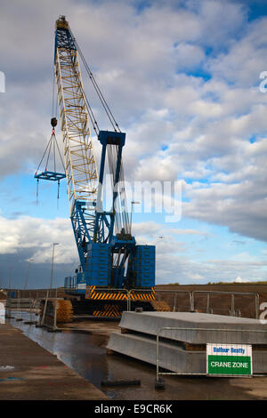 Raupenkran in Rossall, Fleetwood, Oktober 2014. BPH-Schwenkkran, der beim Bau der neuen Küstenverteidigungsmauer auf der Rossall Promenade Thornton-Cleveleys, Großbritannien, verwendet wurde. Der Beginn der Arbeiten zum Bau einer neuen Meeresabwehr in Rossall. Bei Rossall sind Gestein- und Stahlbetonbauplatten, die als neue Seeverteidigung verwendet werden, eingetroffen. Die bestehende Meeresmauer ist anfällig und soll durch ein von Balfour Beatty auf diesem anspruchsvollen Küstengebiet durchgeführtes Verbesserungsprogramm im Wert von 64 Mio. £ersetzt werden. Stockfoto