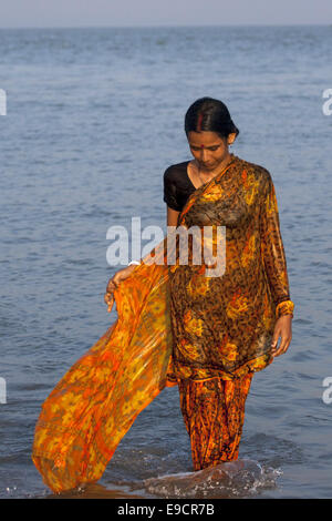 Khulna, Bangladesh. 9. November 2011. Ein Bad im Golf von Bengalen zu nehmen, während rash Mela am Dublar Char in der östlichen Devision Shundorban.Rash Mela hindu-Frauen ehrt ein 200 Jahres altes jährlichen Festival der Hindu Gott Lord Krishna. Jedes Jahr seine statt auf '' Hautausschlag Purnima'' (Rash Vollmond) 1. November war. Dieses Datum variiert von Jahr zu Jahr des Mondzyklus bestimmt von den hinduistischen Astrologen. Dublar Insel berühmt und berüchtigt als auch. Der Zyklon landet diese Treffer Bucht von Bengal meist auf diesem Gebiet. Die in den südlichen Rand der große Sundarbans, bewohnt von saisonalen Fi Stockfoto