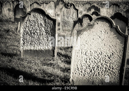 Grabsteine in Whitby Friedhof in der Nacht in North Yorkshire, Großbritannien Stockfoto
