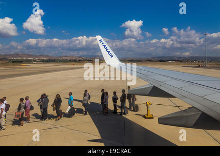Ryanair Boeing 737-800 auf dem Rollfeld am Flughafen Paphos Zypern. Stockfoto
