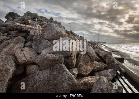 Rossall, Fleetwood, Großbritannien, 24. Oktober 2014. Neue Küsten- Wand an rossall Promenade Thornton-Cleveleys, UK. Beginn der Arbeiten neu Meer Barrieren an Rossall zu errichten. Rock & Stahlbeton strukturelle Panels als neues Meer Verteidigung verwendet haben bei Rossall angekommen. Die vorhandenen Meer Abwehr sind anfällig, und sie sind jetzt mit einem £ 64 m Verbesserung Regelung durchgeführt von Balfour Beatty auf diesem schwierigen Bereich der Küste ersetzt werden. Stockfoto