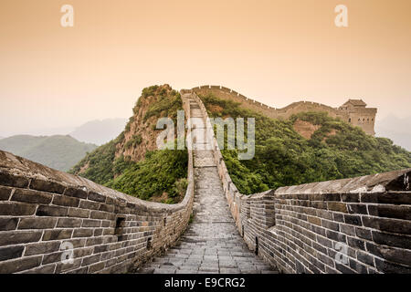 Chinesische Mauer im Abschnitt Jinshanling an einem trüben Tag. Stockfoto