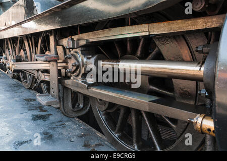 Nahaufnahme der Räder, Pleuel und Kolben einer Dampflokomotive Stockfoto