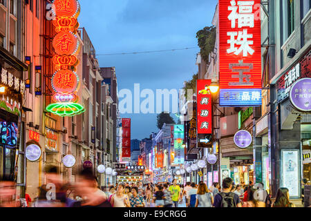 GUANGZHOU, CHINA - 25. Mai 2014: Fußgänger passieren Shangxiajiu Fußgängerzone. Die Straße ist die wichtigsten Einkaufsstraßen Halbin Stockfoto