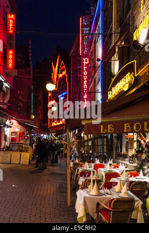 Abend-Ansicht Neonlichter und Restaurants entlang einer Straße in Brüssel Stockfoto