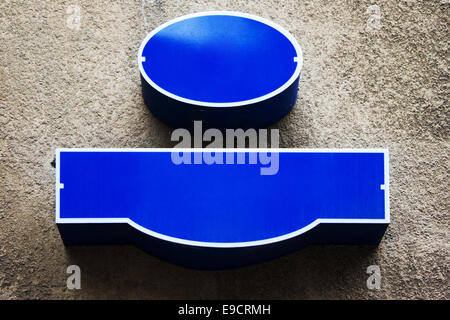 Straßennamen-Plakette an der Wand Stockfoto