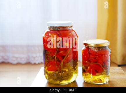 zwei Gläser mit marinierten Tomaten hausgemacht auf den Tisch Stockfoto