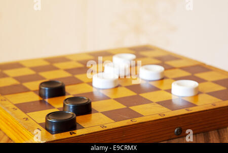 schwarze und weiße Spielsteine auf einer Schach-Brett-Nahaufnahme Stockfoto