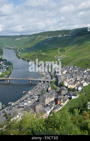 Luftbild Mosel Weinberge und alten Stadt Bernkastel-Kues Moseltal Deutschland Stockfoto