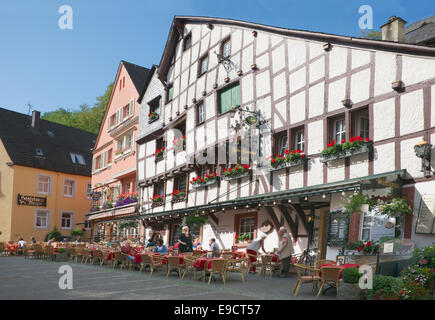 Outdoor-Restaurant Altstadt Bernkastel-Kues Moseltal Deutschland Stockfoto