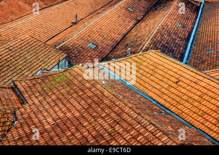 Portugiesische Dächer in Porto, Portugal. Stockfoto