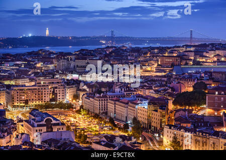 Lissabon, Portugal-Skyline bei Nacht. Stockfoto