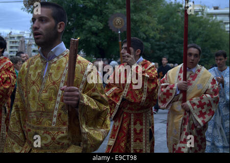 Thessaloniki, Griechenland. 25. Oktober 2014. Litanei zu Ehren des St Demetrious.  Eine Litanei Prozession fand in den Umgebungslichter Straßen der Kirche St Demetrious, dem Schutzpatron der nördlichen Hafen der griechischen Stadt Thessaloniki. Bildnachweis: Orhan Zolak /Alamy Live-Nachrichten Stockfoto