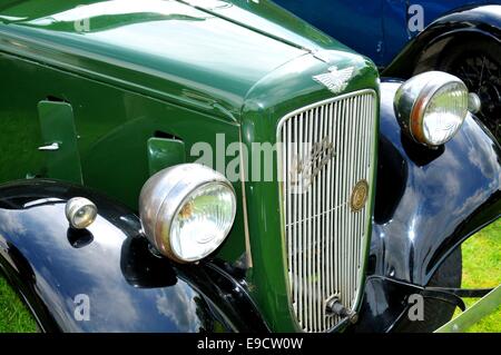 NOTTINGHAM, VEREINIGTES KÖNIGREICH. 1. Juni 2014: Blick auf Oldtimer zum Verkauf in Nottingham, England. Stockfoto