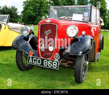 NOTTINGHAM, VEREINIGTES KÖNIGREICH. 1. Juni 2014: Vorderansicht der Oldtimer zum Verkauf in Nottingham, England. Stockfoto