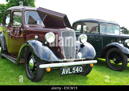 NOTTINGHAM, VEREINIGTES KÖNIGREICH. 1. Juni 2014: Frontansicht des Austin Oldtimer zum Verkauf in Nottingham, England. Stockfoto