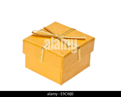 Gelbe Geschenkbox mit Schleife isoliert auf weißem Hintergrund Stockfoto