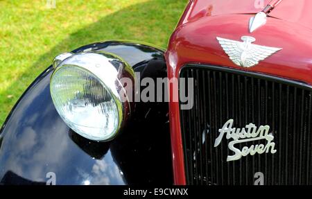 NOTTINGHAM, VEREINIGTES KÖNIGREICH. 1. Juni 2014: Blick auf Oldtimer zum Verkauf in Nottingham, England. Stockfoto