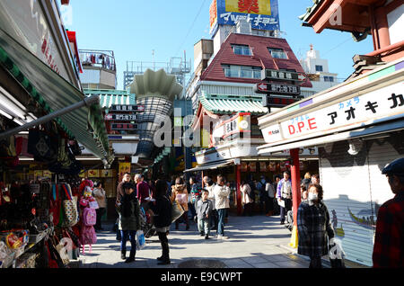 TOKYO, JAPAN - NOV 21: Nakamise Einkaufsstraße in Asakusa, Tokio am 21. November 2013. Die geschäftige Arkade verbindet Senso-Ji Tempel Stockfoto