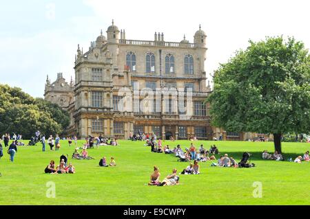 NOTTINGHAM, VEREINIGTES KÖNIGREICH. 1. Juni 2014: Touristen bewundern die schöne Architektur der Wollaton Hall, ein elisabethanisches Landhaus. Stockfoto