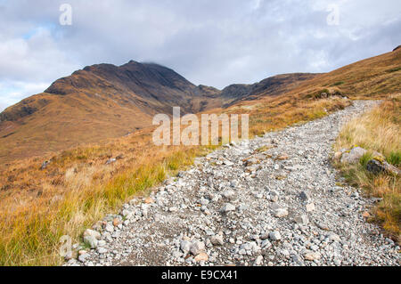 Weg nach Camasunary, einem abgelegenen Ort in der Nähe von Elgol auf der Isle of Skye. Herbstfarben in der Moorlandschaft. Stockfoto