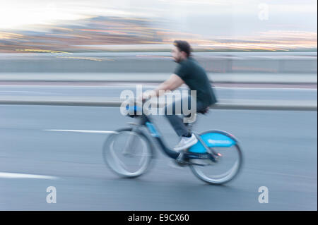 Mann, Radfahren auf Boris Fahrrad mit Bewegungsunschärfe, London, UK Stockfoto