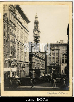 Foto des Martin Place in Sydney mit dem Uhrturm und dem Gebäude des General Post Office (GPO). Das Bild hebt eines der wichtigsten Wahrzeichen Sydneys im frühen 20. Jahrhundert hervor. Stockfoto
