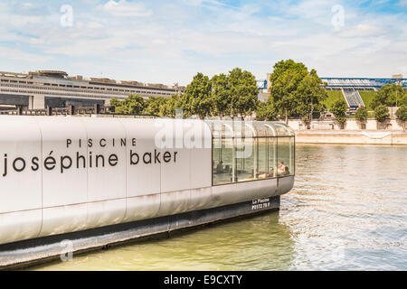 Cabrio Josephine Baker Schwimmbad verankert auf einer ratlike Ponton-Plattform in der Seine, Paris, Ile de France Stockfoto