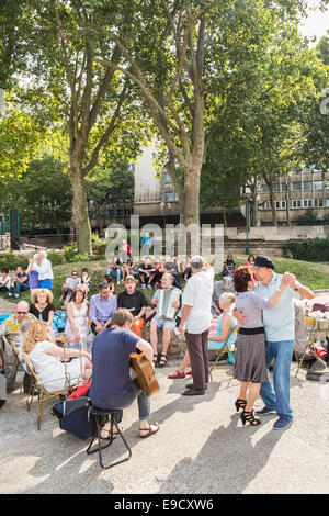 Ältere Paare tanzen zur Musik von Tango-Kapelle am Ufer des Flusses Seine, Paris, Ile de France, Frankreich Stockfoto