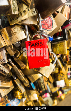 Rote Liebe Sperre mit der handgeschriebenen Aufschrift Paris, Juni auf dem Geländer der Pont de L´archeveche Stockfoto