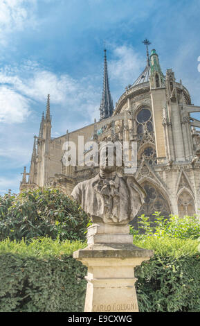 Büste des italienischen Playwrigt und Librettist Carlo Goldoni bei Jean XXIII Platz vor der östlichen Fassade von Notre Dame Stockfoto