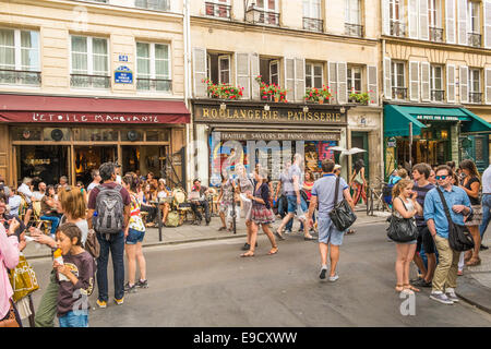 Straßenszene in Rue Sainte-Croix De La Bretonnerie, Rue Vieille du Temple Kreuzung im Marais-Viertel Stockfoto