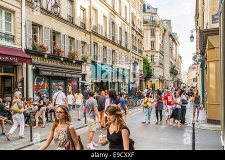 Straßenszene in Rue Sainte-Croix De La Bretonnerie, Rue Vieille du Temple Kreuzung im Viertel Marais, Paris, Ile de France Stockfoto