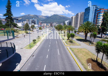 moderne Avenue in Quito Ecuador Stockfoto