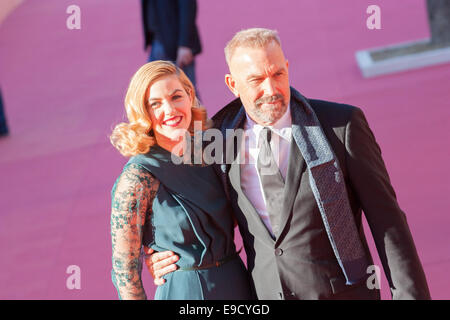 Rom, Italien. 24. Oktober 2014. Kevin Costner mit seiner Frau Lily Costner auf roten Teppich für die Präsentation des Films "Black And White". Bildnachweis: Luca Prizia/Pacific Press/Alamy Live-Nachrichten Stockfoto