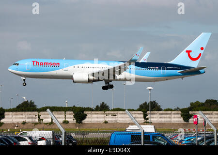 Thomson Airways Boeing 767-300 nähert sich Start-und Landebahn 23R am Flughafen Manchester. Stockfoto