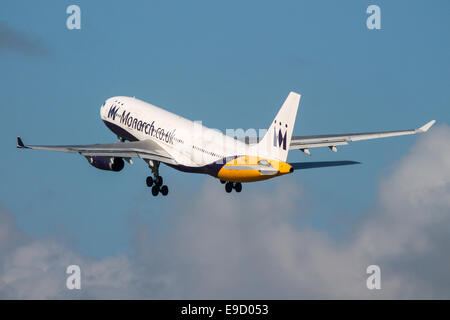 Monarch Airlines Airbus A330-200 klettert vom Start-und Landebahn 23R Manchester Airport. Stockfoto