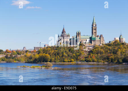 Parliament Hill aus dem Westen während des Tages Stockfoto