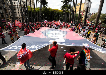 Sao Paulo, Brasilien. 24. Oktober 2014. Personen eine Fahne mit dem Bild von Brasiliens Präsidentin Dilma Rousseff, der Präsidentschaftskandidat zur Wiederwahl für Arbeiter Partei (PT), während einer Kundgebung der Kampagne im Zentrum von Sao Paulo ist. Auf den nächsten Sonntag, 26. Oktober werden Brasilianer zwischen Dilma Rousseff und der Kandidat der Opposition Aecio Neves, vom brasilianischen Sozialdemokratie Partei (PSDB) in einer zweiten Stichwahl zum Präsidenten wählen. Bildnachweis: Tiago Mazza Chiaravalloti/Pacific Press/Alamy Live-Nachrichten Stockfoto