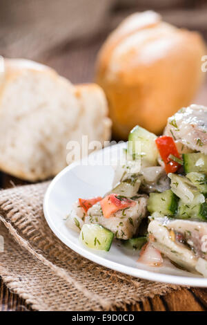 Hausgemachter Heringssalat mit frisch gebackenem Baguette Stockfoto