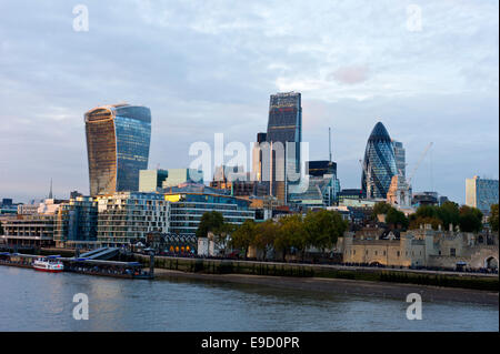 Tower of London, Gurke und London Skyline, London, England, UK Stockfoto