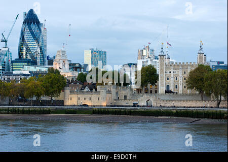 Tower of London und 30 St Mary Axe [die Gurke], London, England Stockfoto