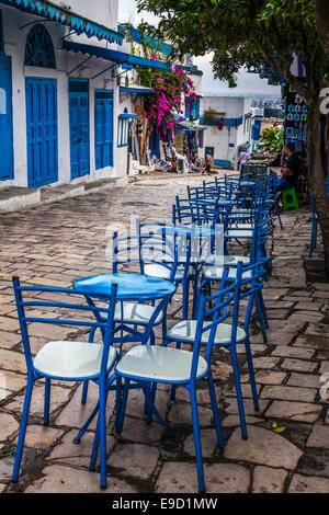 Blauen Stühlen vor einem Café in der Hauptstraße von Sidi Bou Said, Tunesien. Stockfoto