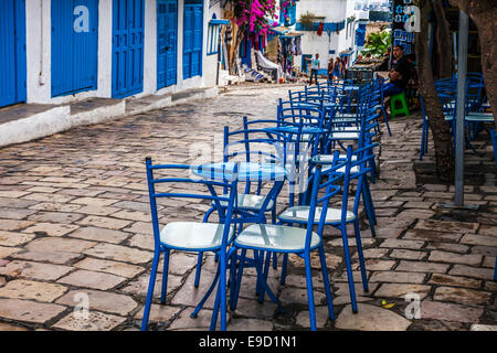 Blauen Stühlen vor einem Café in der Hauptstraße von Sidi Bou Said, Tunesien. Stockfoto