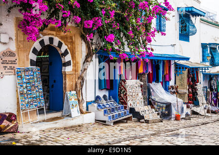 Traditionelle tunesische Souvenirs entlang der Hauptstraße in Sidi Bou Said, Tunesien. Stockfoto