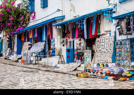 Traditionelle tunesische Souvenirs entlang der Hauptstraße in Sidi Bou Said, Tunesien. Stockfoto