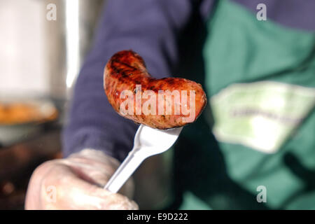 Lincoln, Lincolnshire, UK. 25. Oktober 2014. Das zwölfte große Wurst-Festival fand heute in und um das Schlossgelände. Um die Welt berühmten Lincolnshire Wurst zu feiern. Riesige Menschenmengen nahmen an der jährlichen Veranstaltung unter schönen Herbst Himmel. Bildnachweis: IFIMAGE/Alamy Live-Nachrichten Stockfoto