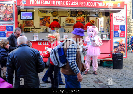 Lincoln, Lincolnshire, Großbritannien. 25. Okt 2014. Die Zwölfte große Wurst Festival fand heute in und um das Schloss. Der weltberühmte Lincolnshire Würstchen zu feiern. riesige Menschenmengen an der jährlichen Veranstaltung unter schönen Herbst Himmel. Credit: IFIMAGE/Alamy leben Nachrichten Stockfoto