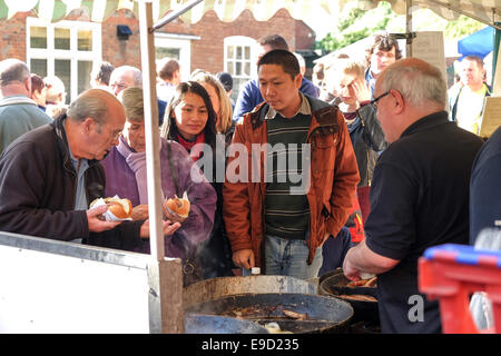 Lincoln, Lincolnshire, UK. 25. Oktober 2014. Das zwölfte große Wurst-Festival fand heute in und um das Schlossgelände. Um die Welt berühmten Lincolnshire Wurst zu feiern. Riesige Menschenmengen nahmen an der jährlichen Veranstaltung unter schönen Herbst Himmel. Bildnachweis: IFIMAGE/Alamy Live-Nachrichten Stockfoto